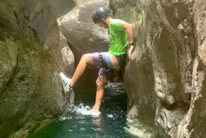 サン・ドミンゴ：ニザオ川でのキャニオニングと伝統的な食事