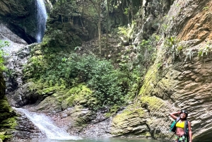 サン・ドミンゴ：ニザオ川でのキャニオニングと伝統的な食事