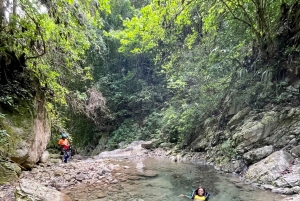 サン・ドミンゴ：ニザオ川でのキャニオニングと伝統的な食事