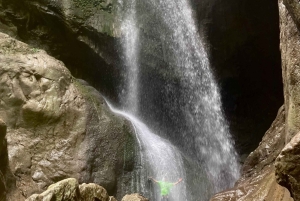 サン・ドミンゴ：ニザオ川でのキャニオニングと伝統的な食事