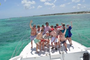 Santo Domingo: Catamaran with Snorkel, Open Bar and Lunch