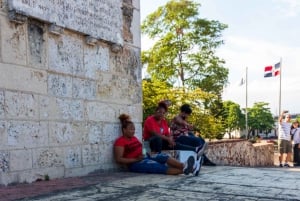 Santo Domingo byrundtur: Den koloniale by, Los Tres Ojos, frokost