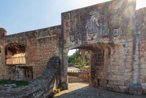 Santo Domingo byrundtur: Den koloniale by, Los Tres Ojos, frokost