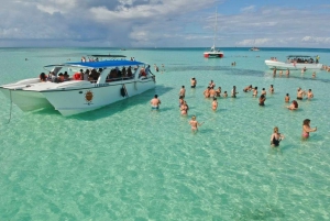 Santo Domingo: Excursión en Catamarán por la Isla Saona con Almuerzo y Bar