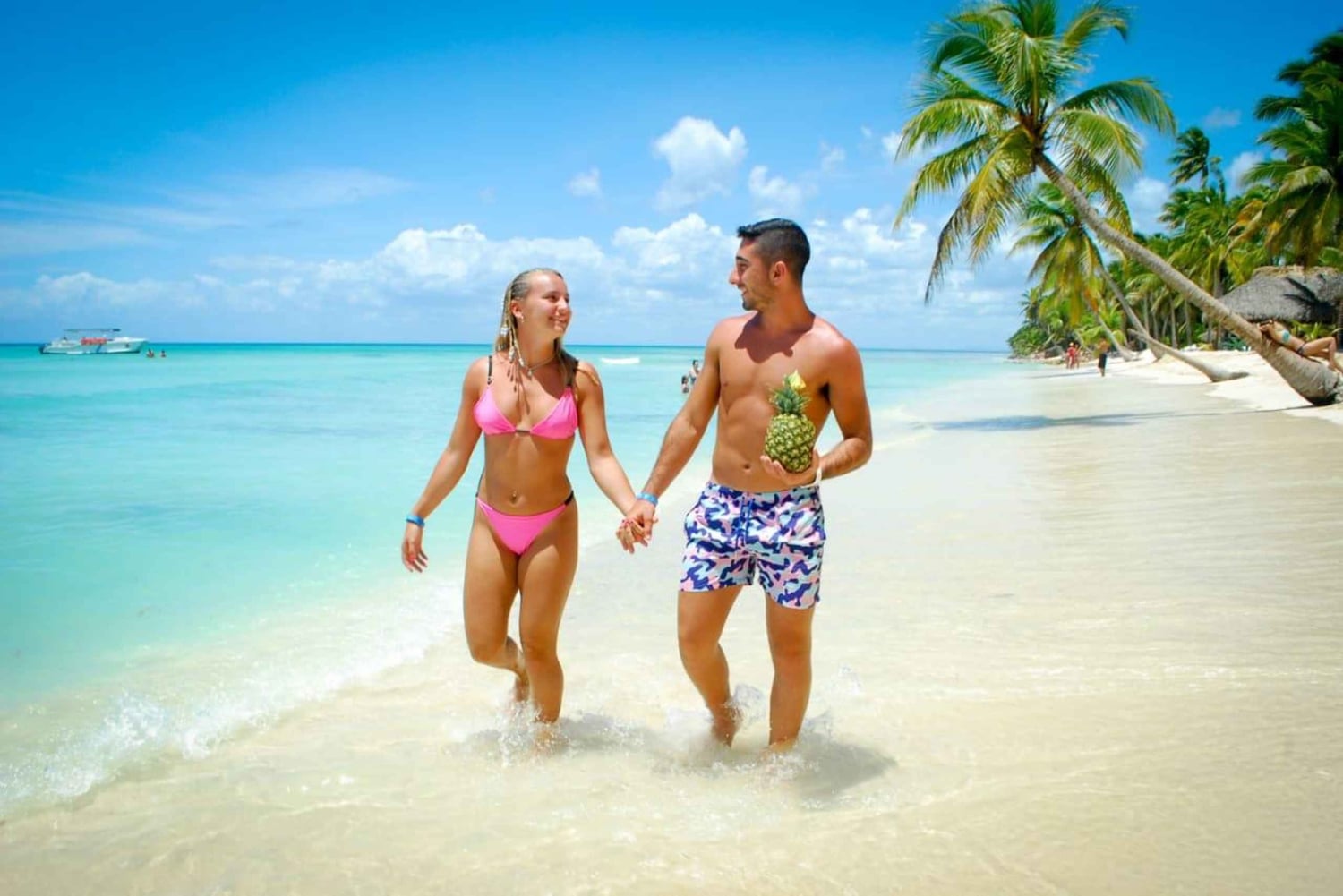 SAONAN SAARI: Katamaraanivene, avoin baari, lounas ja paljon muuta....