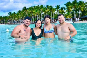 Catamarán de dia inteiro na Ilha Saona Comida e bebida incluídas