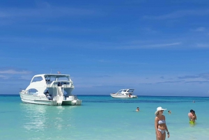 Desde Punta Cana: Excursión de un día en catamarán a Saona y Mano Juan