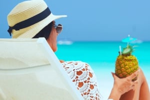 Petit groupe : Excursion d'une journée complète en catamaran avec bar ouvert sur l'île de Saona