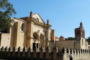 Zona Colonial Hictorical Tour with a local artist