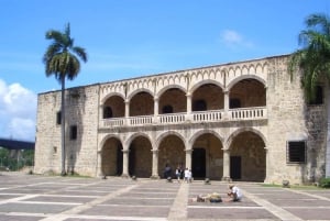 Zona Colonial: Recorrido Histórico con Chocolate y Mamajuana