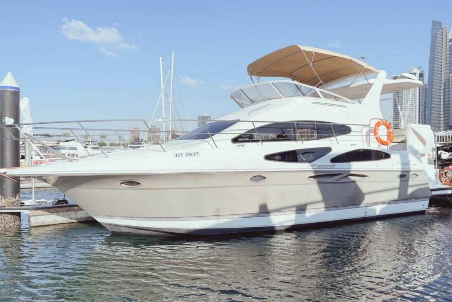 Dubai : Tour privato in yacht di lusso fino a 17 persone su una barca di 52 piedi