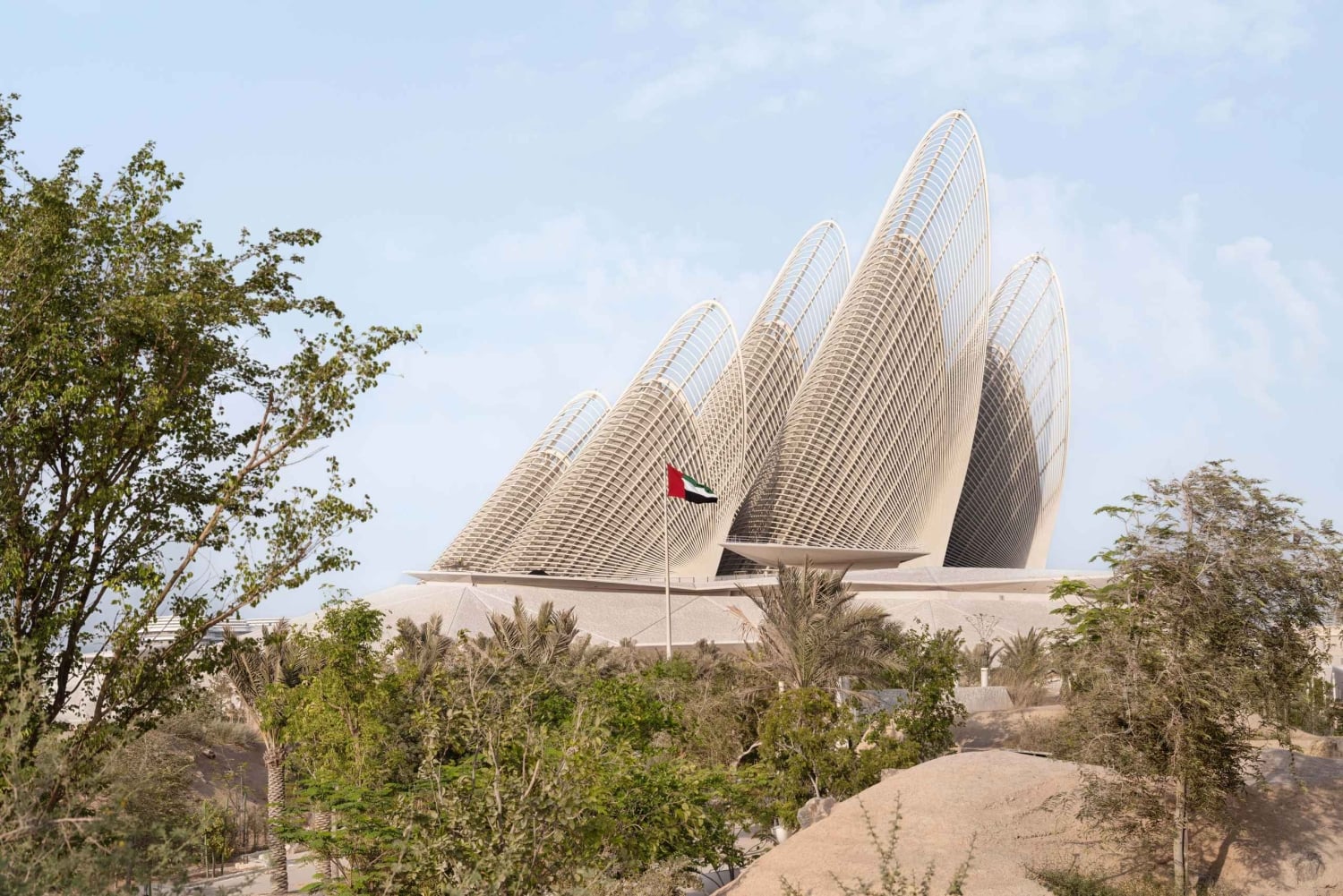 Abu Dhabi Tour: Sheikh Zayed Mosque, Louvre & Zayed Museum