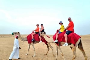 L'après-midi, visite du désert avec descente des dunes et promenade à dos de chameau