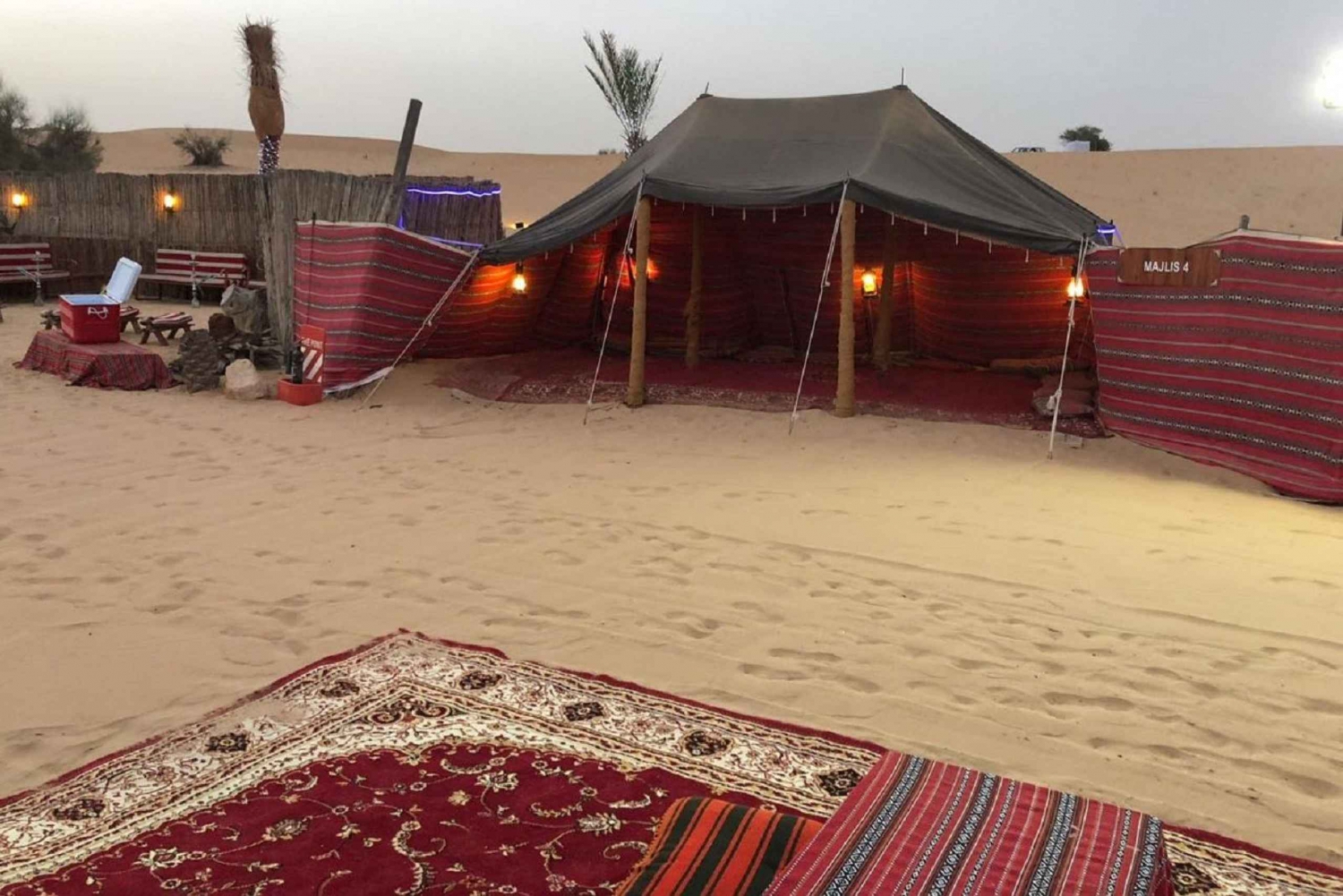 Dubai: Arabisk sanddynesafari med grillmiddag og kamelritt