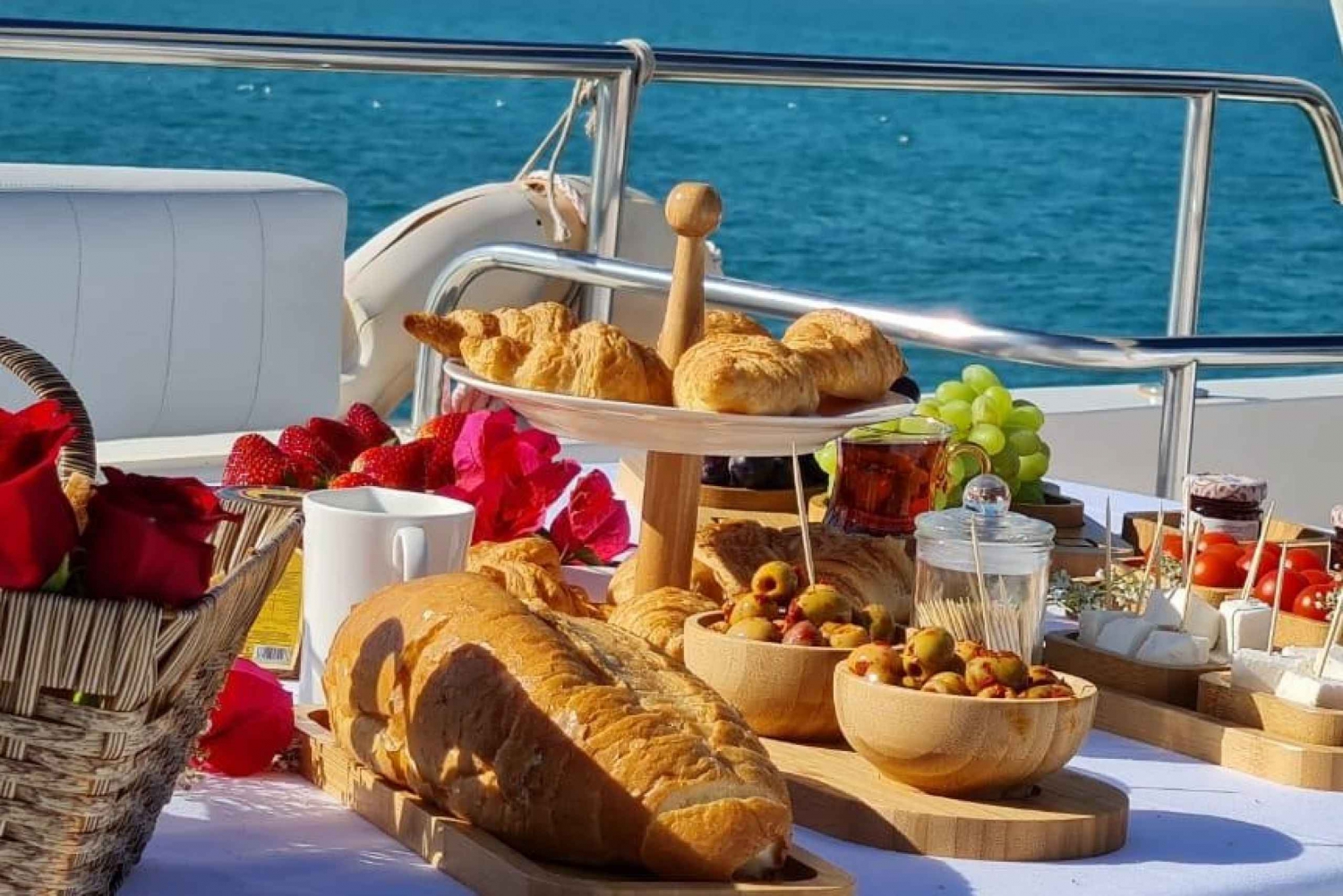 Morgenmadslækkerier med en luksusyacht-tur i Dubai