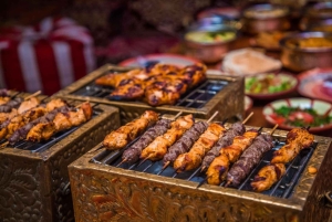 Aavikkosafari Dubaissa kameliratsastuksella, hiekkalaudalla laskemisella ja illallisella