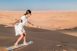 Safari nel deserto di Dubai, spettacoli, cena, cammello e sandboarding