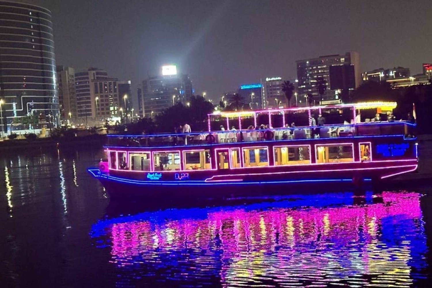 Dubai: Al Seef Dhow Dinner Cruise mit Live-Show
