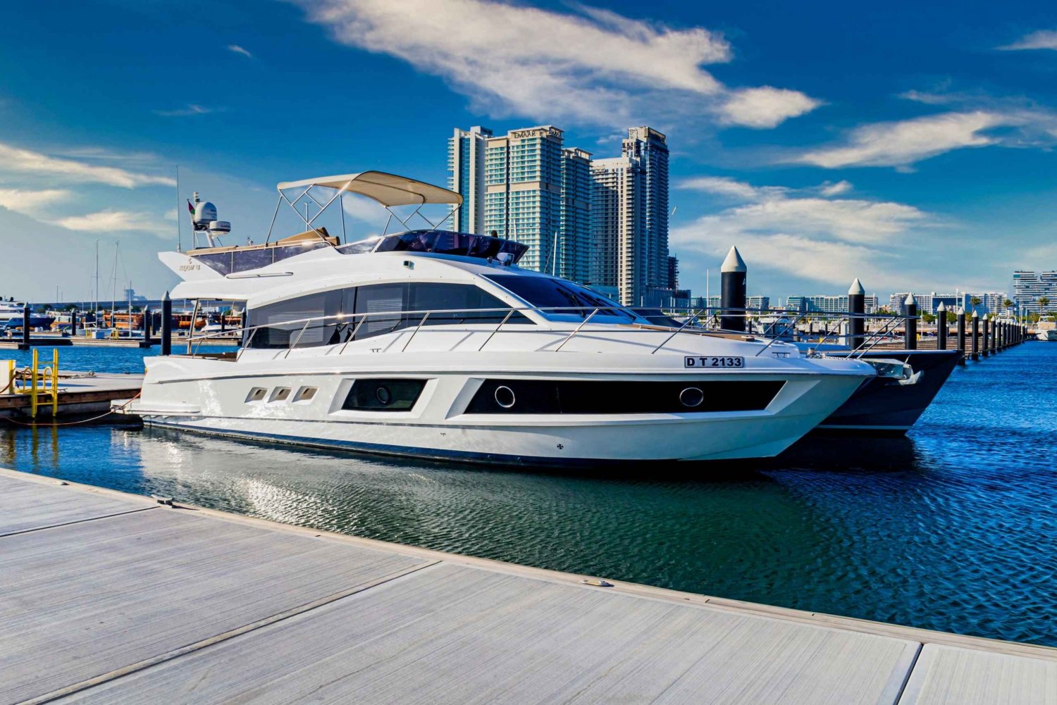 Tutustu Dubain piilotettuun saareen Majesty 48ft Yachtilla