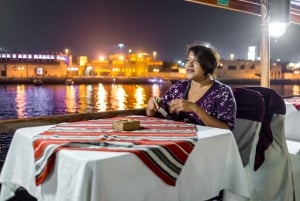 Dubái: crucero vespertino de 2 horas en dhow con cena