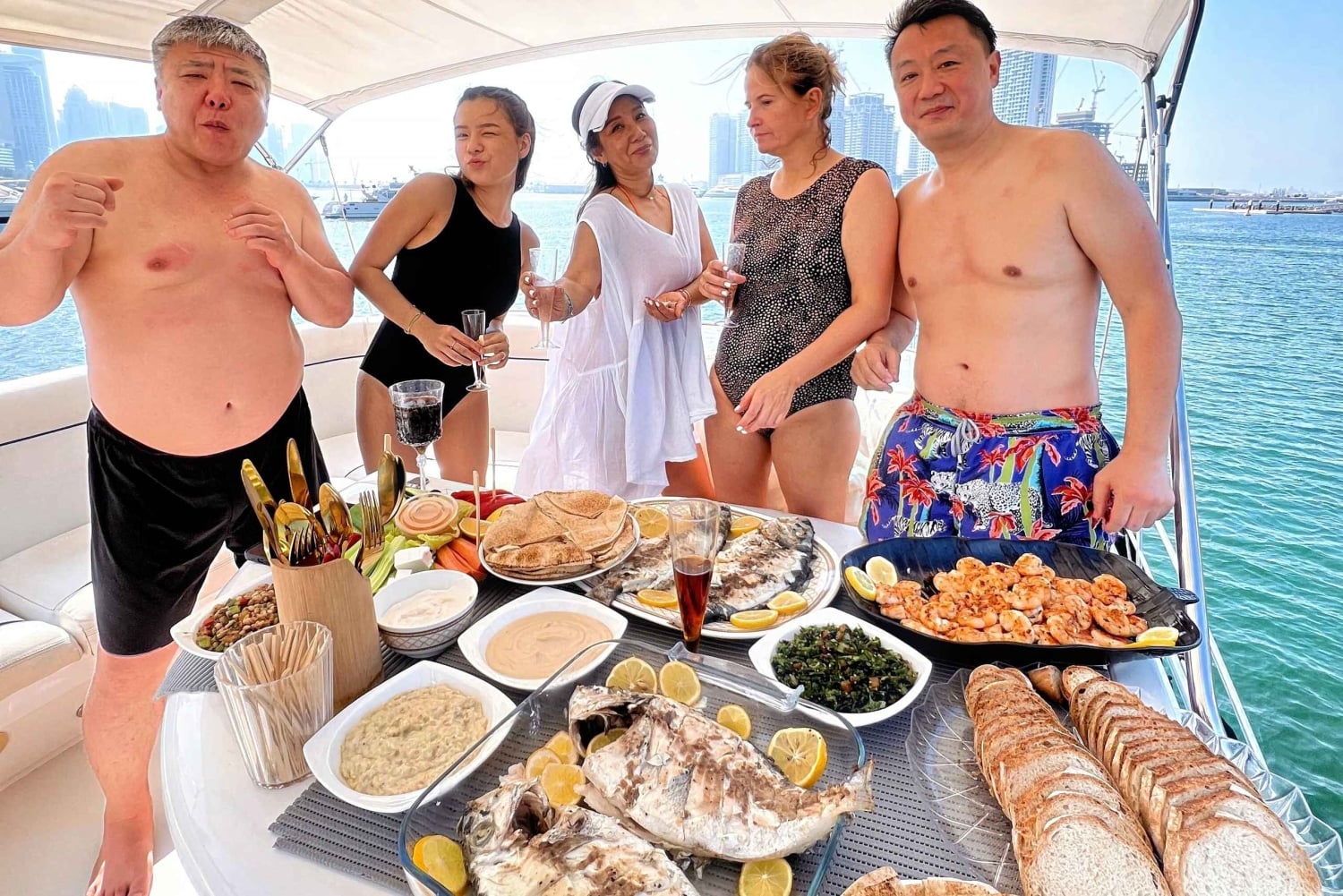 ドバイ：2時間のプライベートヨットクルーズ（ソフトドリンク付き、BBQオプション）