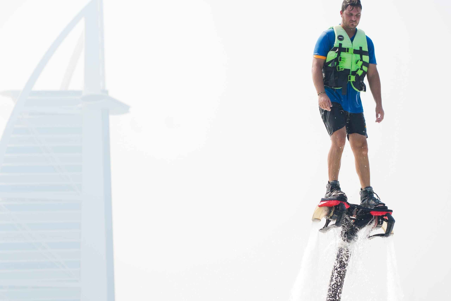 Dubái: 30 minutos de flyboard con instructor y helado gratis.