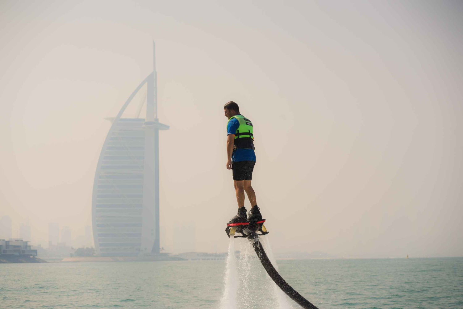 Dubái: 30 minutos de flyboard con instructor y helado gratis.