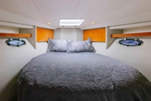 Dubai: 40ft Boat Rental Cruise by the Sea