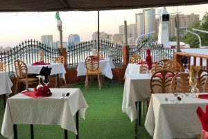 Dubai: 90-Min Dhow Dinner Cruise with Entertainer Shows