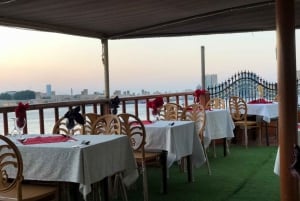 Dubai: 90-min Dhow Dinner Cruise med underholdningsshow