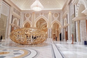 Dubai: Abu Dhabi: Päiväretki: Suuri moskeija, kuninkaallinen palatsi ja lounas