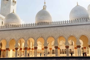 Dubai: Abu Dhabi: Päiväretki: Suuri moskeija, kuninkaallinen palatsi ja lounas
