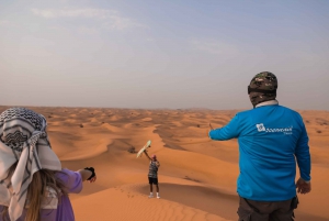 Dubai: Safari avventuroso in dune buggy, giro in cammello e cena con barbecue