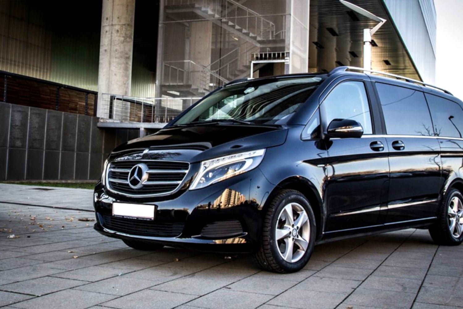 Аэропорт Дубая: частный трансфер в 1 сторону в Дубай в классе V