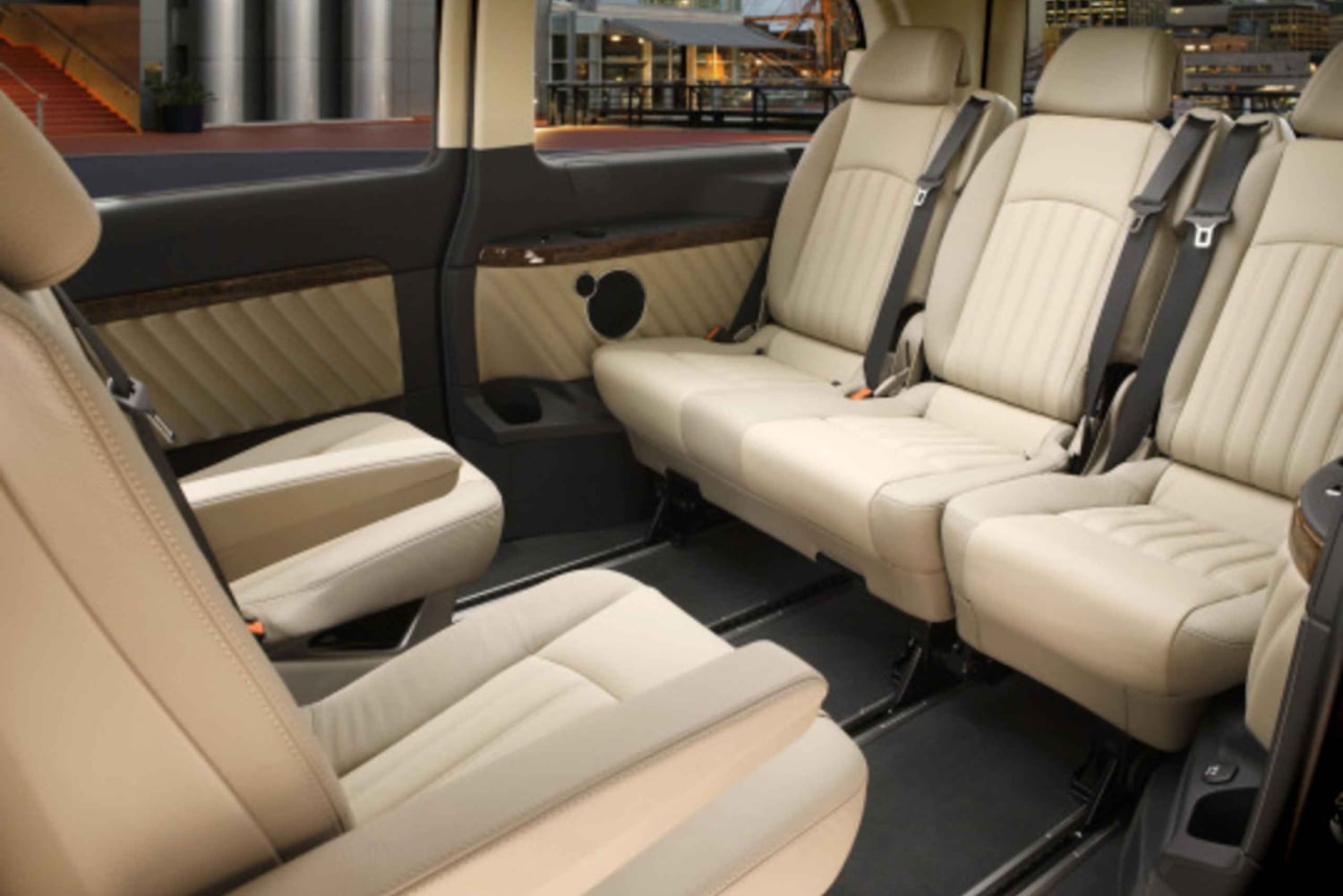 Аэропорт Дубая: частный трансфер в 1 сторону в Дубай в классе V