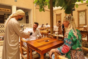 Dubai: Tour a piedi di Al Fahidi con servizio fotografico e giro in abracadabra