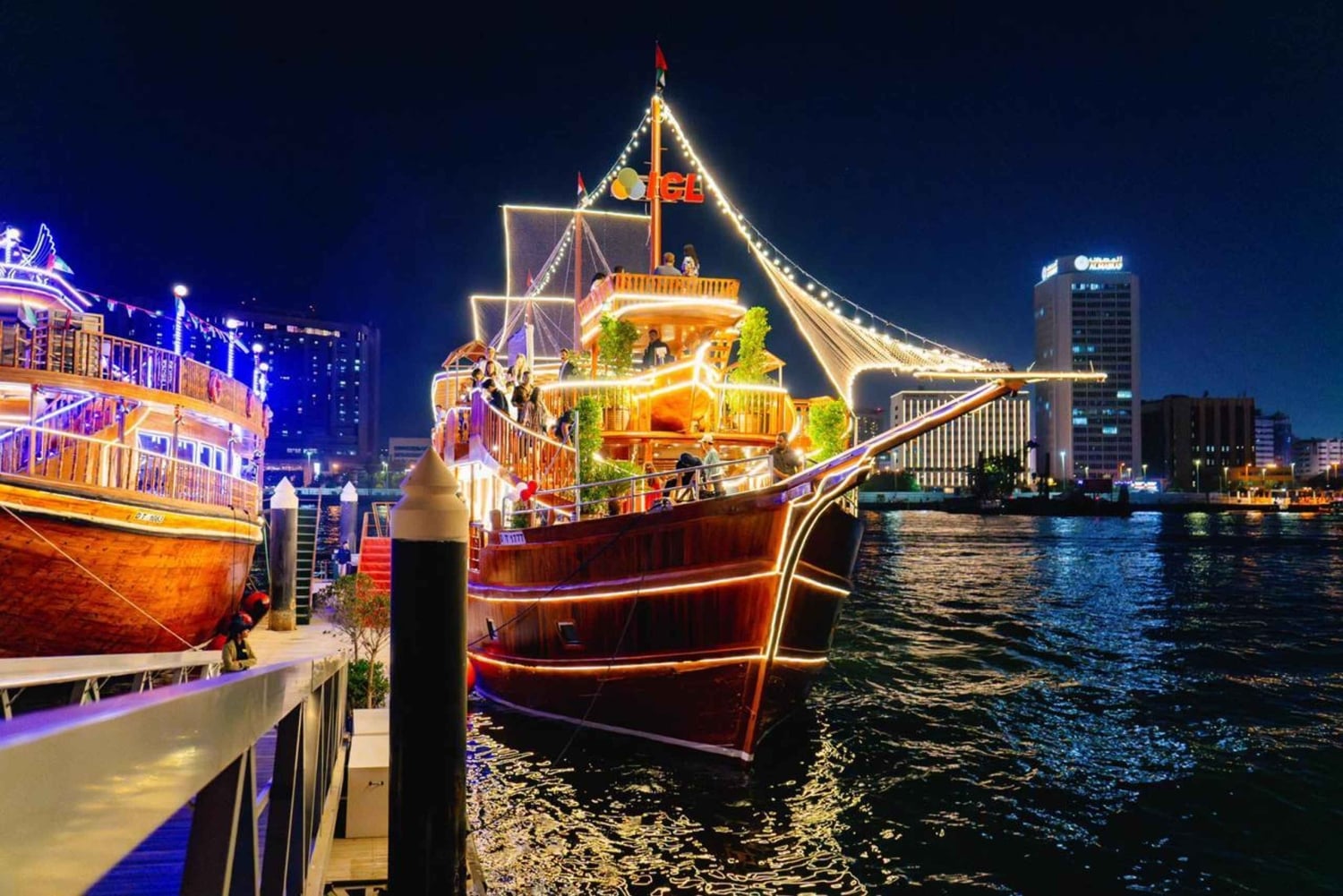 Дубай: прогулка на самом большом дау Al Seef с ужином и живым шоу