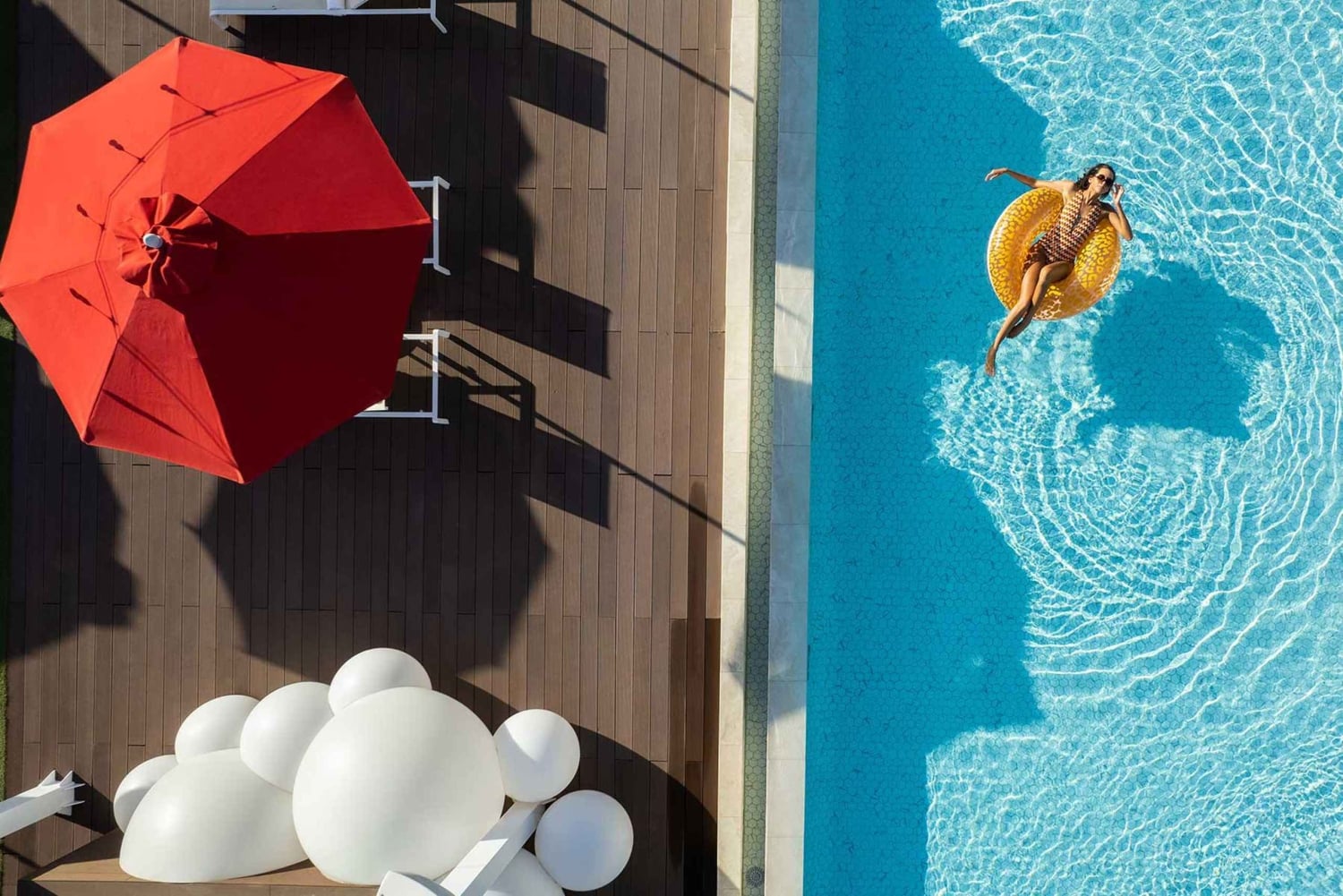 Dubai: Beach Clubin allasluvassa on DJ ja hytit