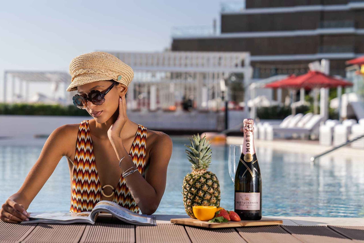 Dubai: Beach Clubin allasluvassa on DJ ja hytit