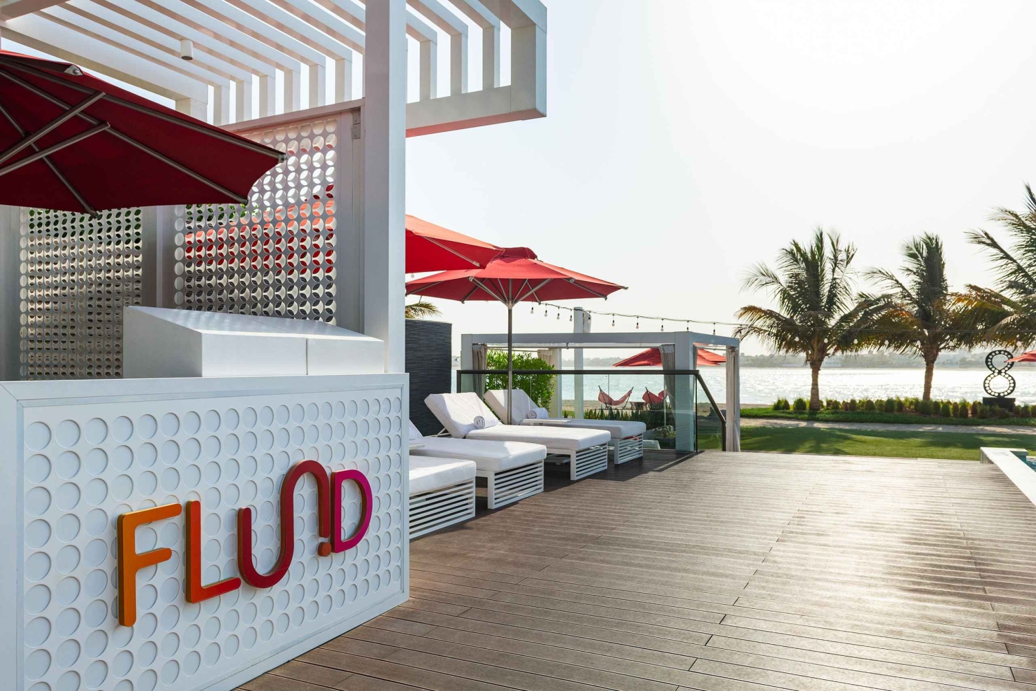 Dubai: Beach Clubin allasluvassa on DJ ja hytit