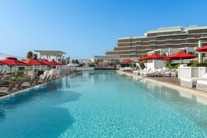 Dubai: Beach Clubin allasluvassa on DJ ja hytit