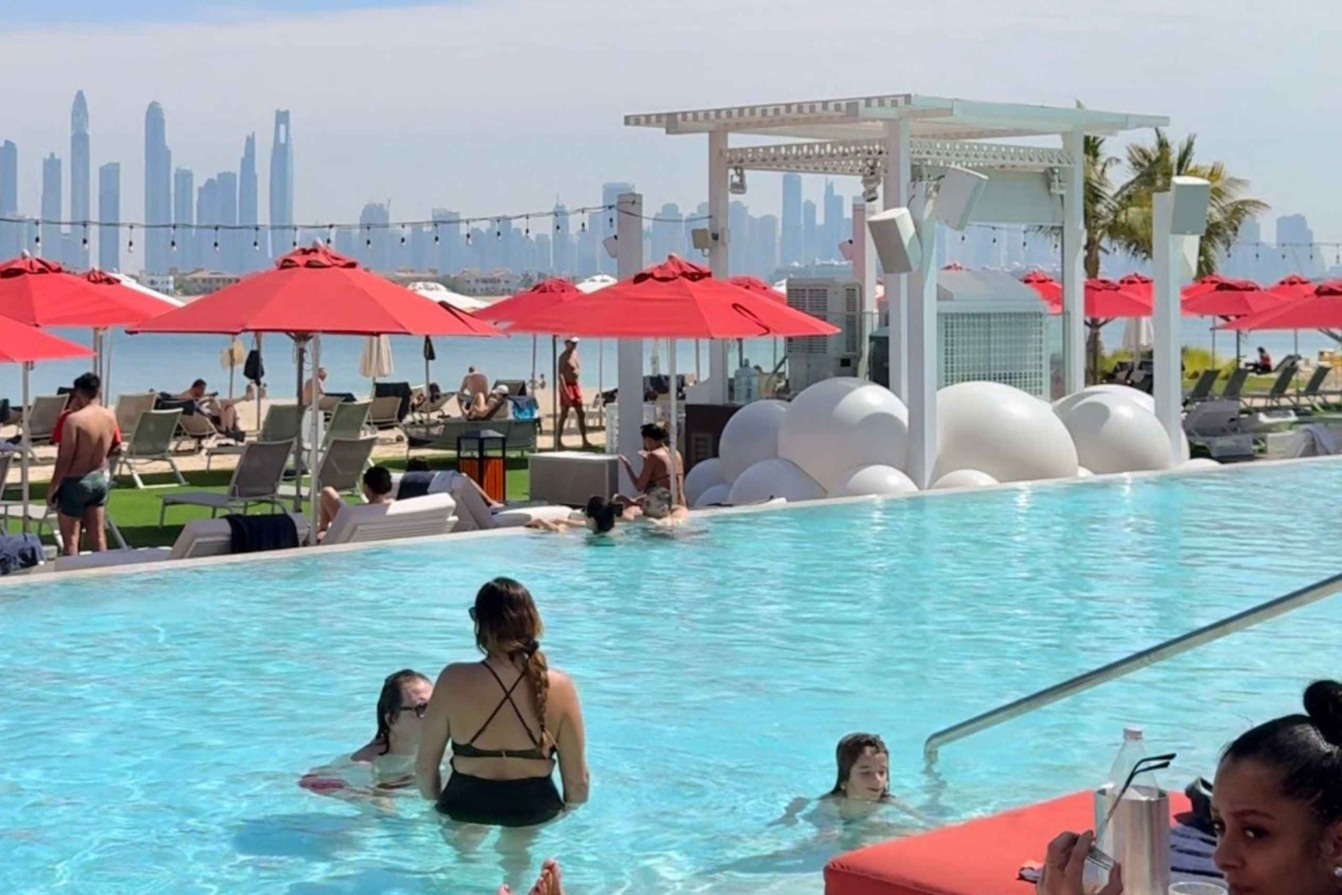 Dubai: Día de playa en la Palmera con vistas al horizonte