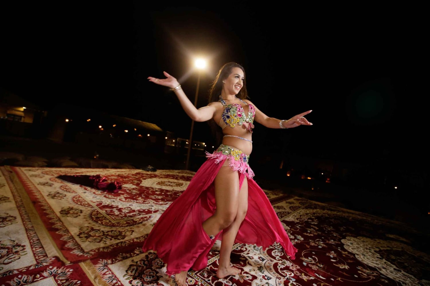 Dubai: Campo beduino, safari nelle dune, spettacolo di falchi e cena con barbecue