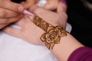 Dubai: Campo beduino, safari nelle dune, spettacolo di falchi e cena con barbecue