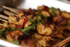 Dubai: Campo beduino, safari nelle dune, spettacolo di falchi e cena con barbecue