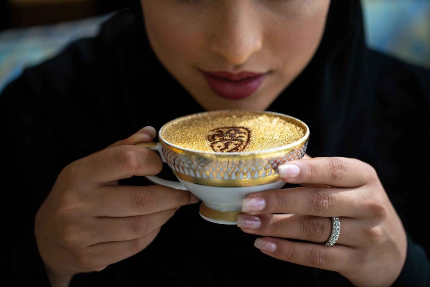 Dubai: Kerros ja kultainen cappuccino.