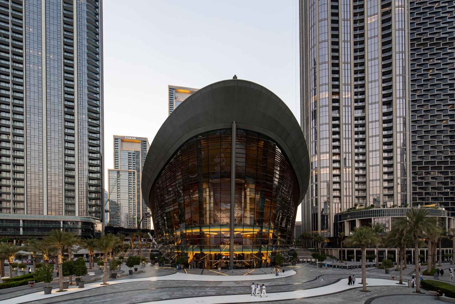 Dubai: Burj Khalifan taso 124, 125 ja Dubai Opera Tour -vierailu.