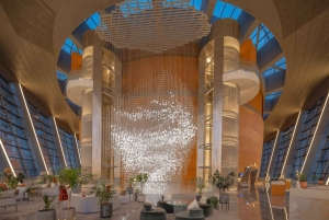 Dubai: Burj Khalifan taso 124, 125 ja Dubai Opera Tour -vierailu.