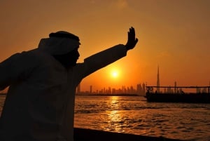 Dubaï : coucher du soleil au Burj Khalifa sur un Abra