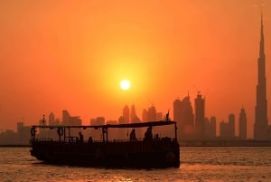 Dubai: Se Burj Khalifa i solnedgang på en Abra-båt